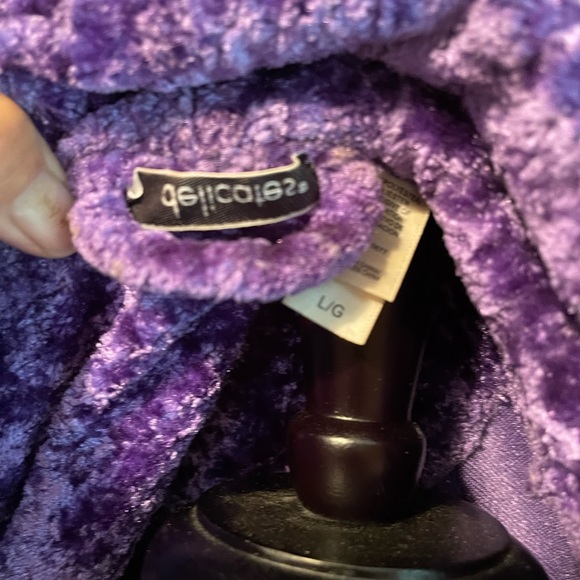 Delicate gorgeous purple crushed velvet look poly. Large - Picture 8 of 15